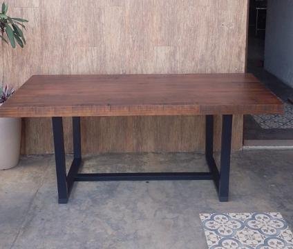 Mesa comunitária de madeira e metal para festas