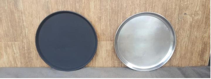 Bandejas de garçom preta e inox para serviço de eventos
