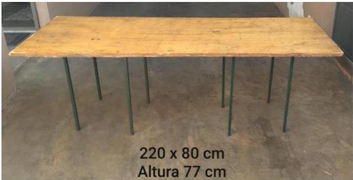 Mesa retangular de madeira para montagem de buffet em eventos