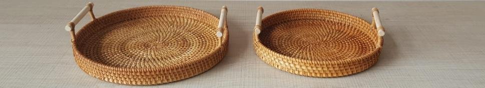 Bandeja com alça de rattan para serviço de eventos