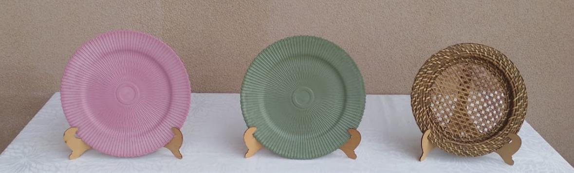 Sousplats Onix rosa, verde e ratan para mesa posta